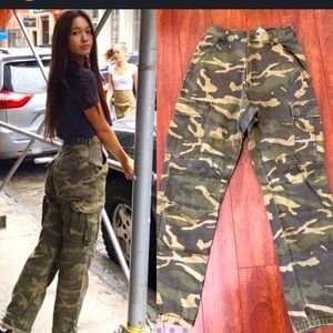 Michael KORS camouflage cargo pants - size 8. Cute and comfy fall trend